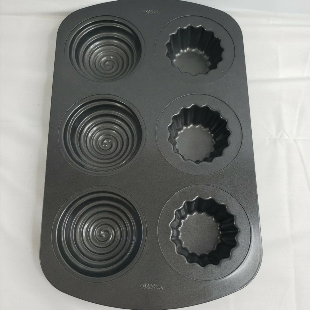 Wilton 3 Large Cupcake Gray Non-Stick Baking Mold